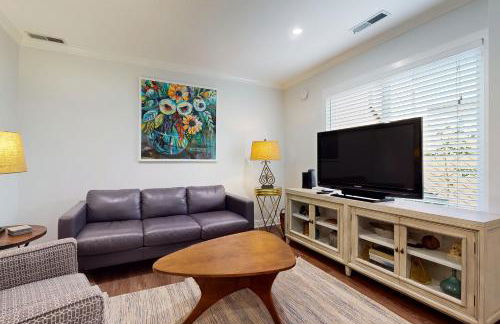 Charming Condo with Central AC, Washer/ dryer, and Full Kitchen - Photo 5