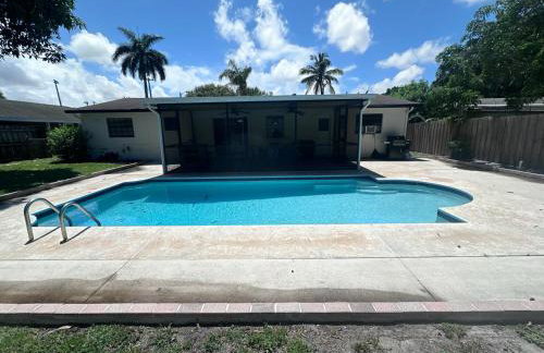 Whole House+Renovated+Pool+Lanai+BBQ+Close to All - Foto 45