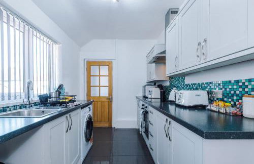 "Eastville Court Rhyl" by Greenstay Serviced Accommodation - A Cosy 2 Bedroom Bungalow with Parking, Dog Friendly, Close To Beaches, Shops & Restaurants - Ideal for Families, Friends, Couples & Business Travellers - Photo 11