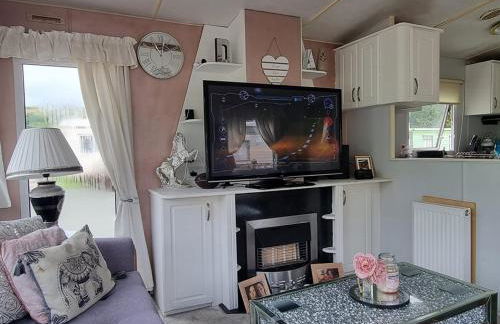 Caravan - Sleeps 8 pet friendly & hot tub - Foto 13