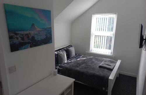 Large 6 Bed 6 Bathroom House - Ideal For Families, Large Groups, Contractors & Business Travellers - Foto 21