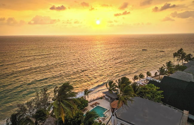 Solymar Staffed Beach Front Villa - Photo 39