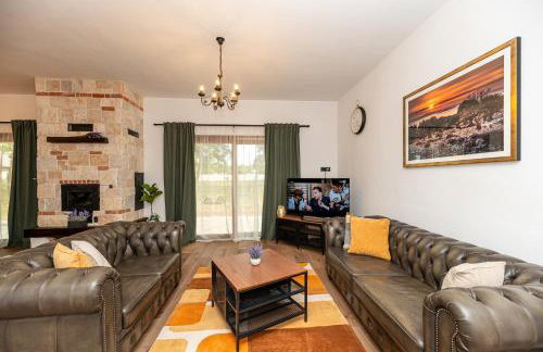 Villa Pietro with a heated Saltwater pool - Photo 42