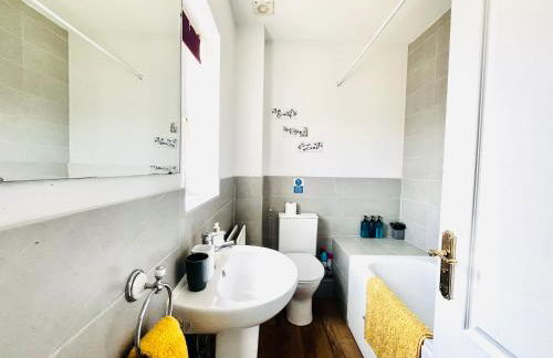 Spacious 4BR House Canterbury with en-suite and Free Parking - Long Stays - Foto 15