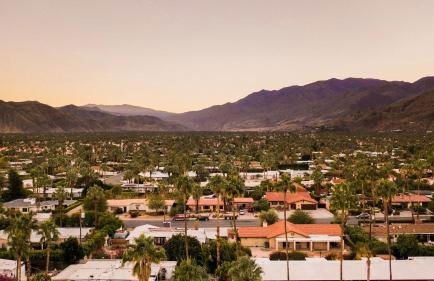 2 Rooms Sleeps 8 Retro Hotel w Pool Wesley King Studio Buyout by AvantStay - Foto 38