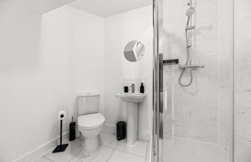 Opulent 2BR 2BA House with FREE Parking - Photo 17