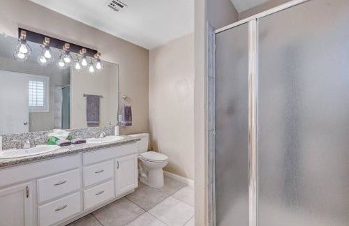 Cozy Getaway with King Bed, BBQ & Spacious Backyard - Photo 15