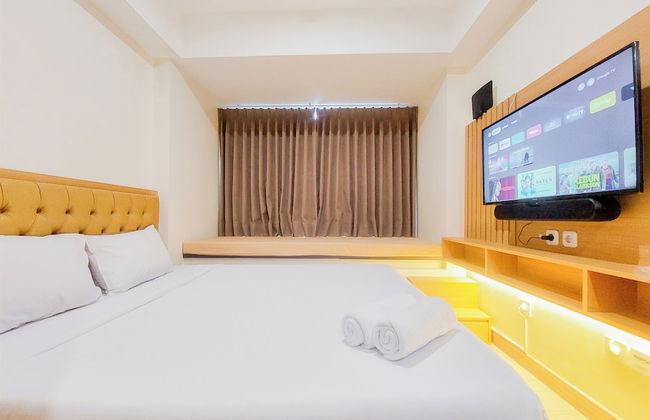 Homey And Cozy Living Studio At Collins Boulevard Apartment - Photo 4