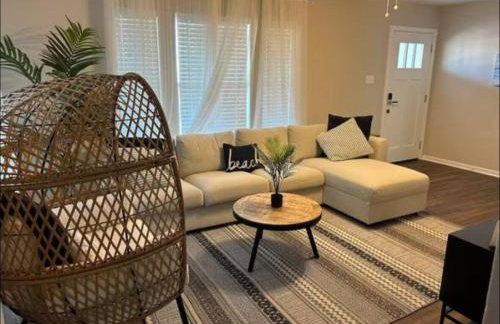 Cozy 2BR with King Bed 3 min to Beach - Foto 1