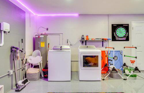 Mid-Century Lakeland Home with Game Room! - Foto 22