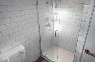 Spacious Victorian 4 Bed l Cocktail Bar Spa Bath Workspaces - Photo 5