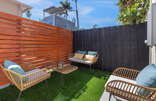 Beach Bungalow Perfection - Private Patios, BBQ walk2beach & Pet Friendly! - Foto 3