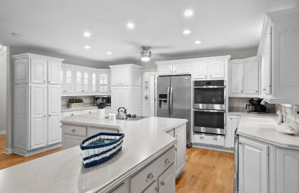 Lakefront Home w Pool, Dock, Fire Pit & Game Room Sip, Sip Away by Avantstay - Foto 52