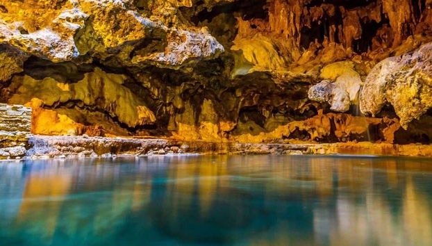 Una cueva en el Sitio Histórico Nacional Cave and Basin