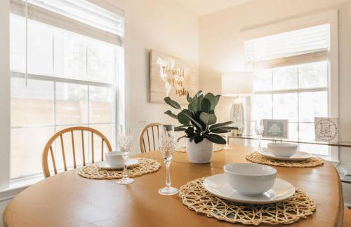 Longhorn Home with King Bed & Rain Showers Walk to DT Activities, Lake & Eateries - Foto 12