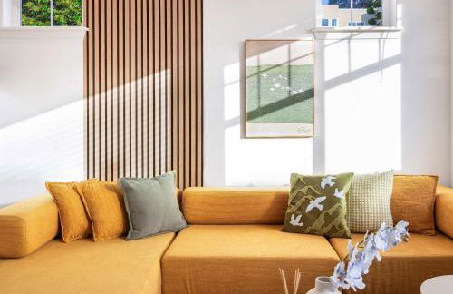 Rare 2BR Modern Urban Escape Free Parking - Foto 11