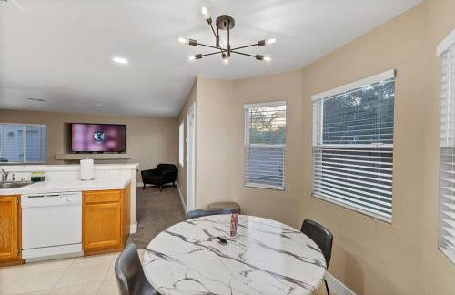 24hr Host - New Renovated 4 bedroom home U026 - Photo 7