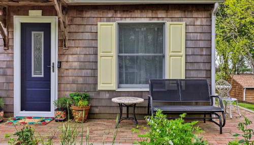 Cute East Hampton Cottage with Patio - Walk to Beach - Foto 2