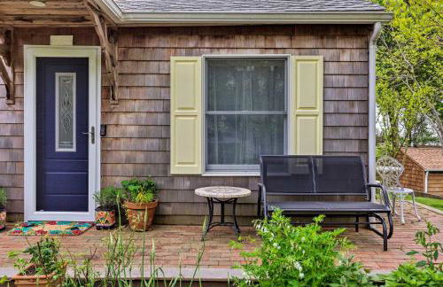 Cute East Hampton Cottage with Patio - Walk to Beach - Foto 2