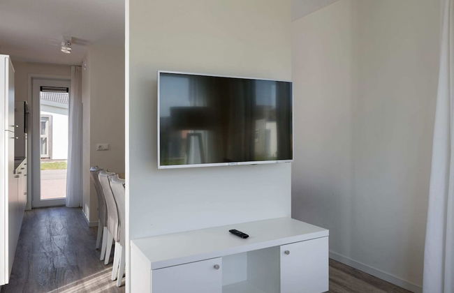 Bungalow at Nieuwvliet Bad Beach Resort - Photo 4