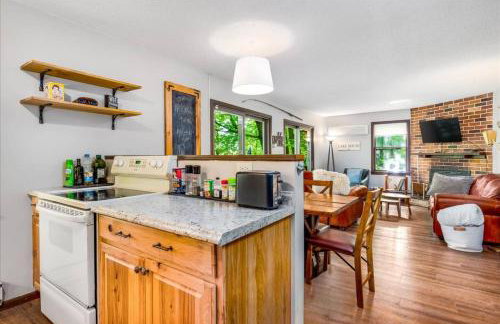 Cozy Lake House with Fireplace, Views, Close to Skiing! - Foto 5