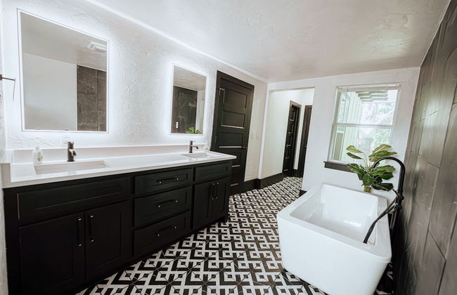 Cozy 6BR Home Near Plaza Dist -sleeps 15 - Photo 50