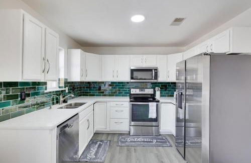 Stunning Poconos Villa- Hot Tub, Pool, Game Room, BBQ & more - Foto 34