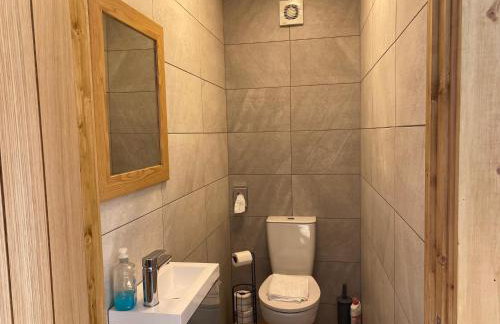 King Richard's Luxury Lodge - Sleeps up to 8, Dog Friendly, Near Sherwood Forest at Fairview Farm in Nottingham set in 88 acres and great for Groups, Family Gatherings & Corporate events - Foto 15