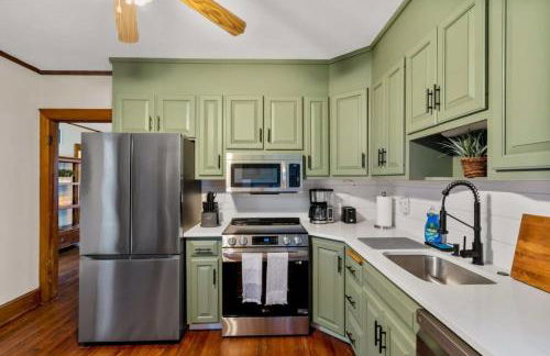 25 Massive 5 BR in Downtown Southington - Foto 18