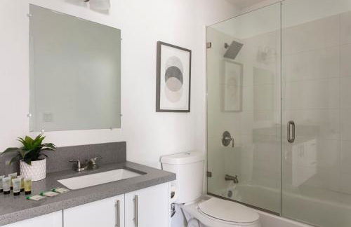 Enjoy Stylish 4BR Townhouse Sleeps 8 with Wi-Fi - Foto 22