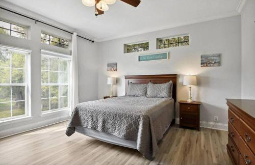 Old Town Bay St. Louis Outdoor Bar Area Game Room - Foto 26