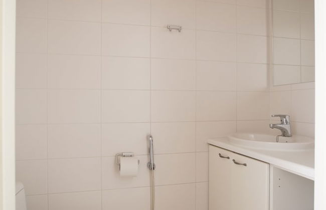 2ndhomes 2BR Penthouse with Balcony and Sauna - Photo 15