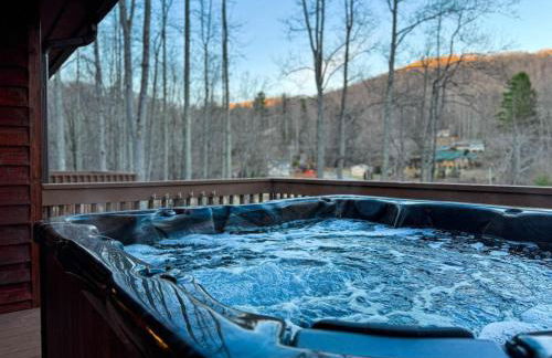 Majestic - Modern Cabin, Hot Tub, & Game Room! - Foto 25