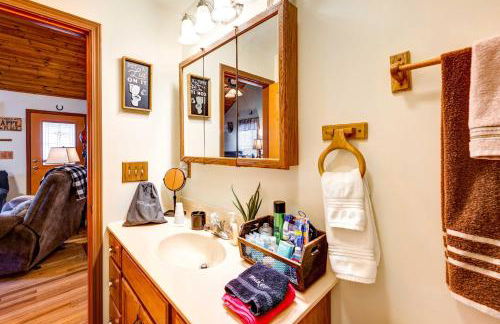 Scenic Marble Cabin with Fire Pit! - Foto 18