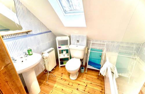 DRIFTWOOD - Super 1 Bedroom Home with Sea Views - Photo 12