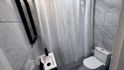 Nona - Private Room 3 with Parking, Desk & Fast WiFi near Yale, Quinnipiac, SCSU & Hospitals - Foto 3, Shower, Other