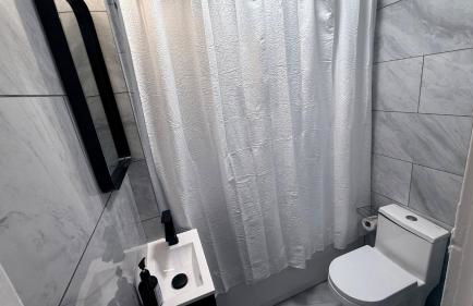 Nona - Private Room 3 with Parking, Desk & Fast WiFi near Yale, Quinnipiac, SCSU & Hospitals - Foto 3