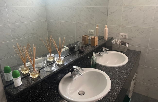 Luxury 4 bedroom villa with jacuzzi - Photo 15