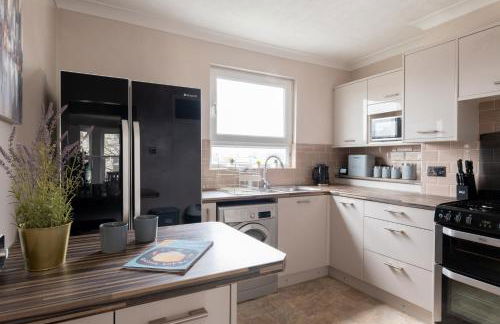 Gorgeous 2-Bed Located in Quiet Area with Nearby Stations - Foto 6