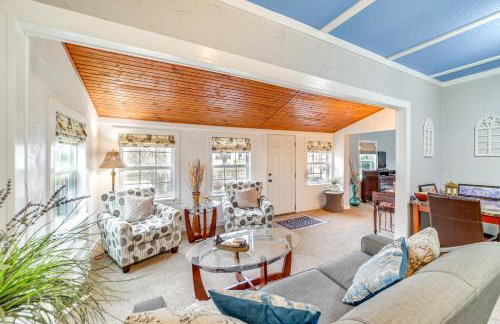 Historic Cabin with Yard 1 Mi to Lake Spavinaw! - Foto 1