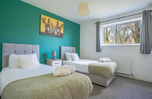 Raymond James Accommodation, sleeps up to 7, free parking, full amenities and garden - Photo 3