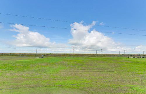 Walk to Shore Crystal Beach Escape with Deck and Bar! - Foto 27