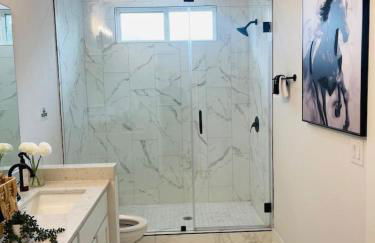 Luxurious Hidden Gem - Downtown Access - Balcony - Foto 21