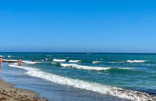 4New, 2 bed 2 bath Apartment Built 2024 with Community Pool and local beach - Photo 1