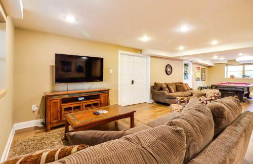 Lakefront Poconos Family Home with Pool Access - Foto 21