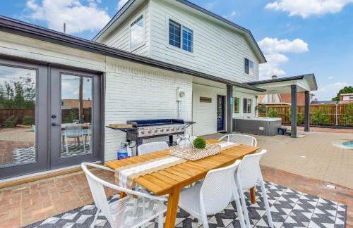 Stunning Lake House with a Pool and Hot Tub - Photo 21