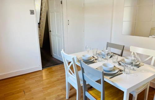 Charming End of Terrace Home with Garden - Foto 14