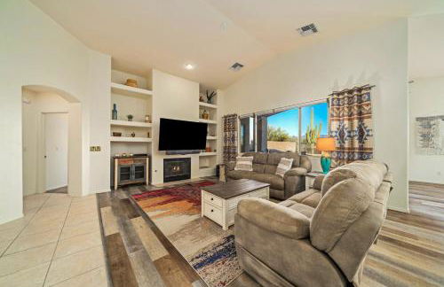 Remodeled modern beauty backs to open desert with mountain views & home theatre - Foto 7