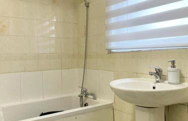 Lovely Spacious House Family & Contractor Friendly 3 Bedroom Near Leeds Centre Sleeps 8 - Foto 32