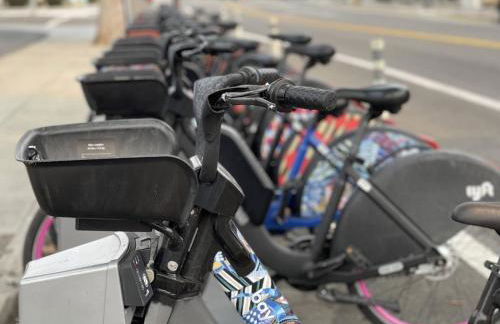 Airy Modern 2BR/2BA - Parking + Laundry + Sleep 6 - Foto 24